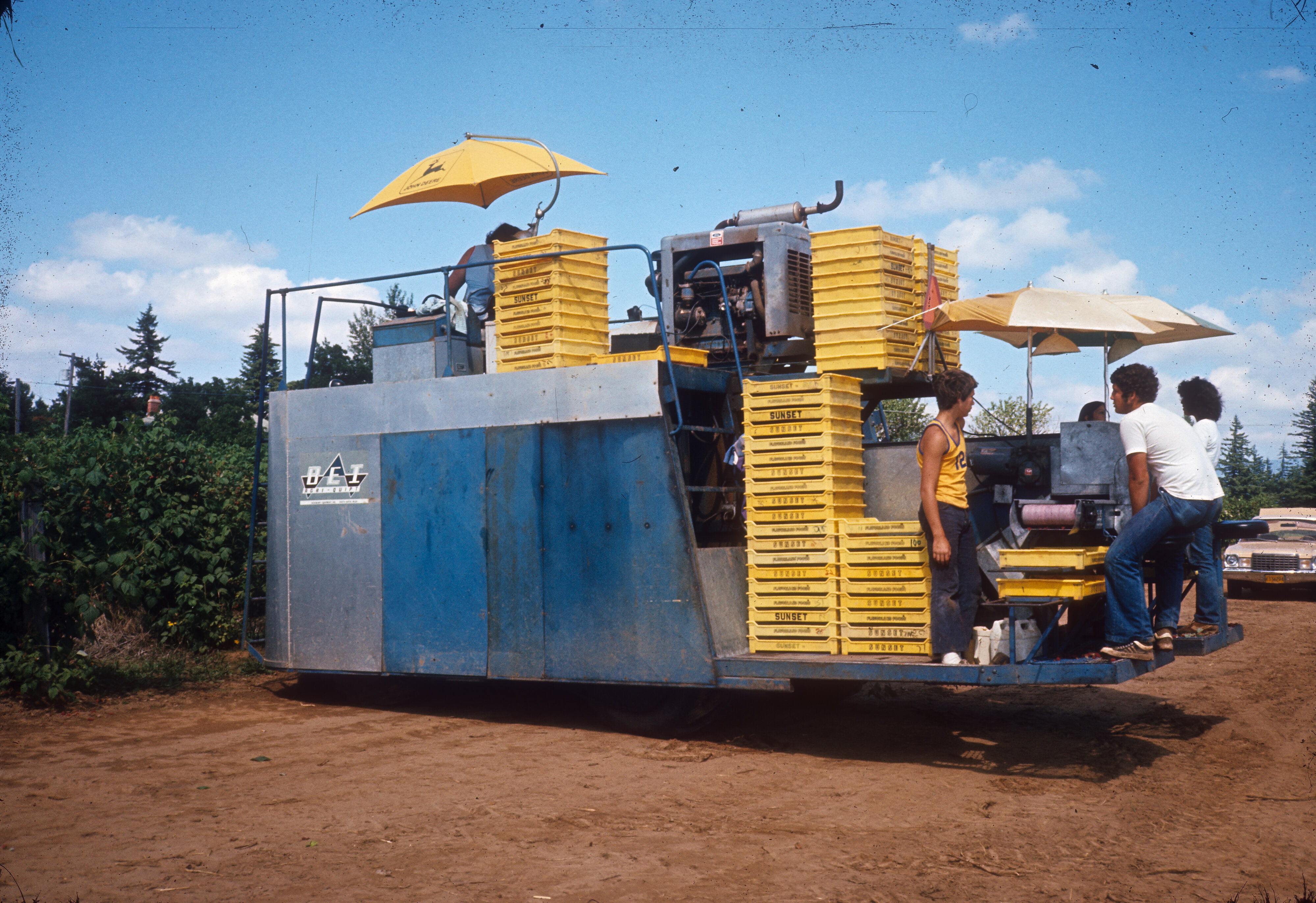 1978 Lincoln Agritech Slides 09 - BEI Rasberry Harvester - Oregon