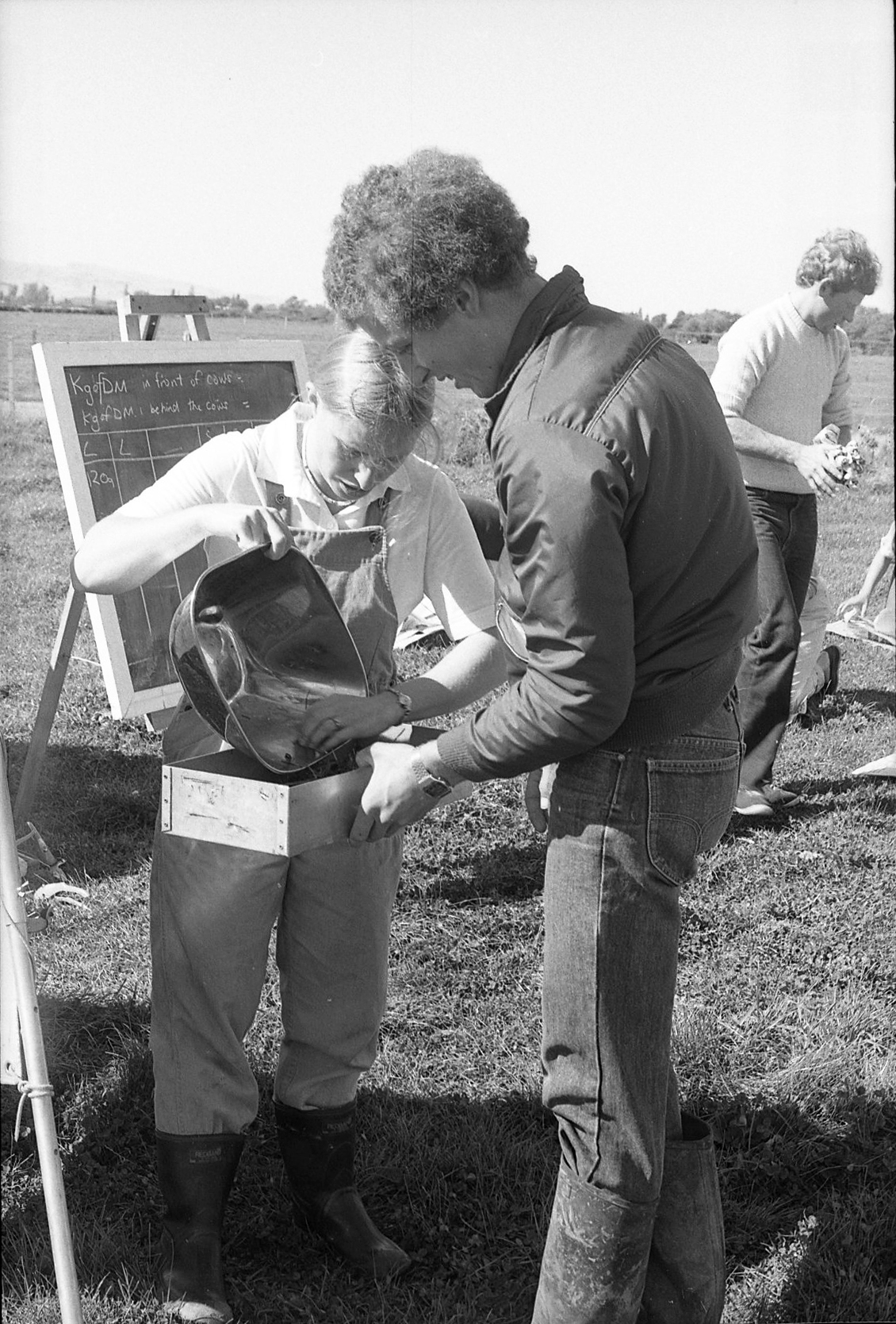 1982 DipAg Students at LU dairy farm -Neg1811 (4)