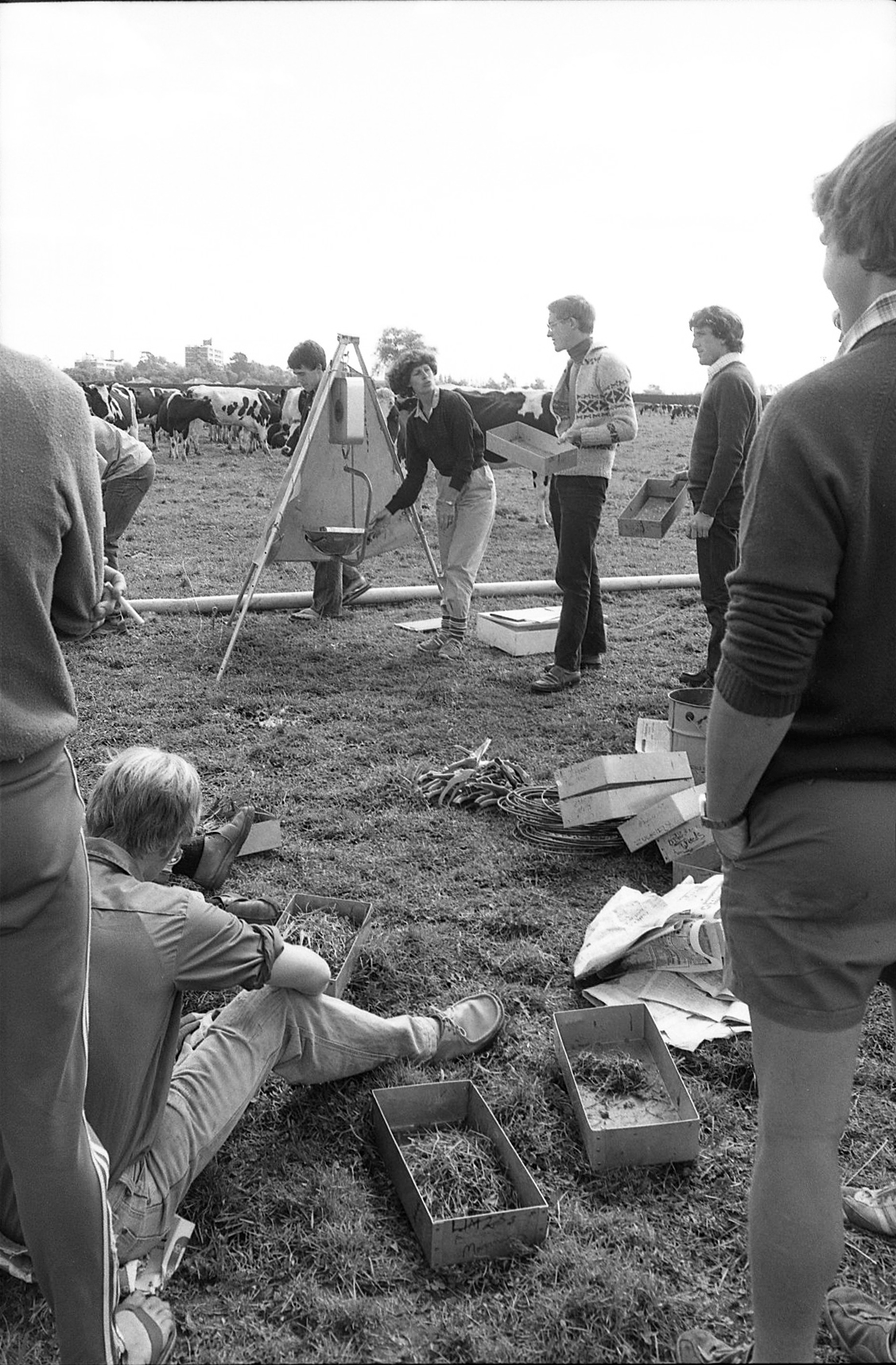 1982 DipAg Students at LU dairy farm -Neg1811 (6)