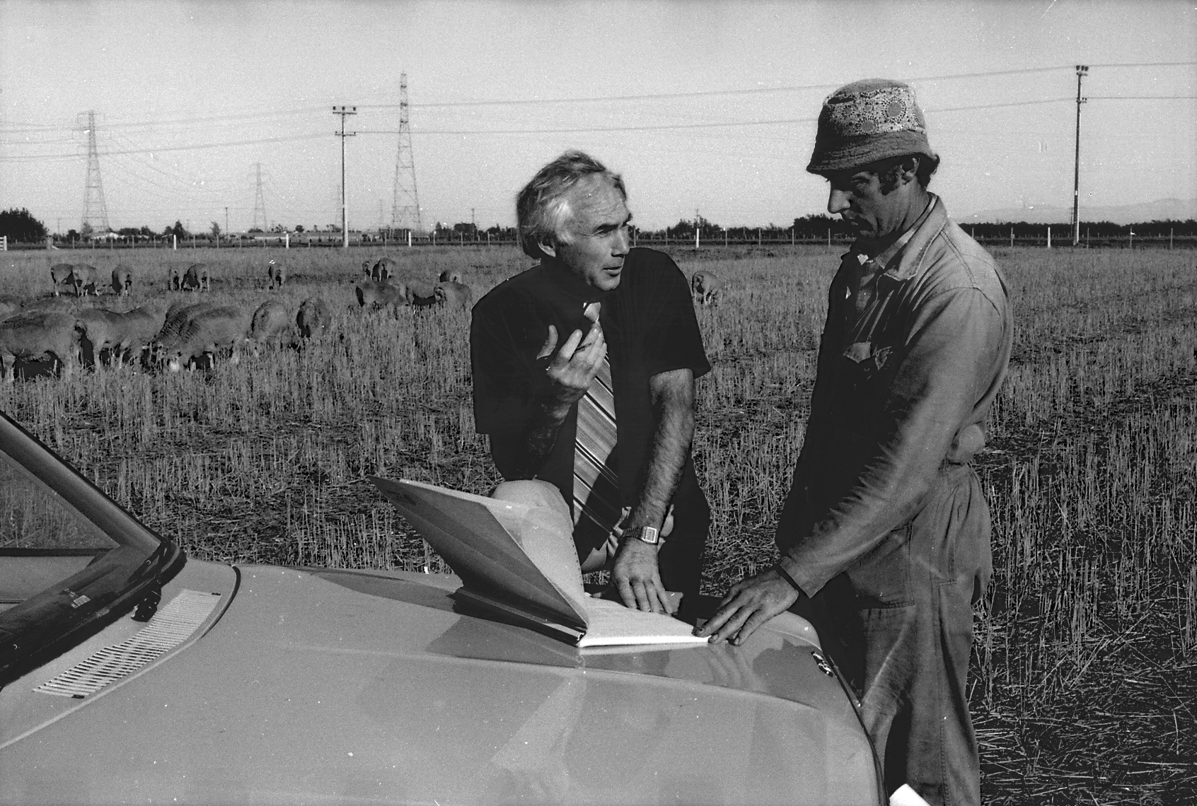 1982 Graeme Tate &amp; John McCartin at mixed cropping farm (2)