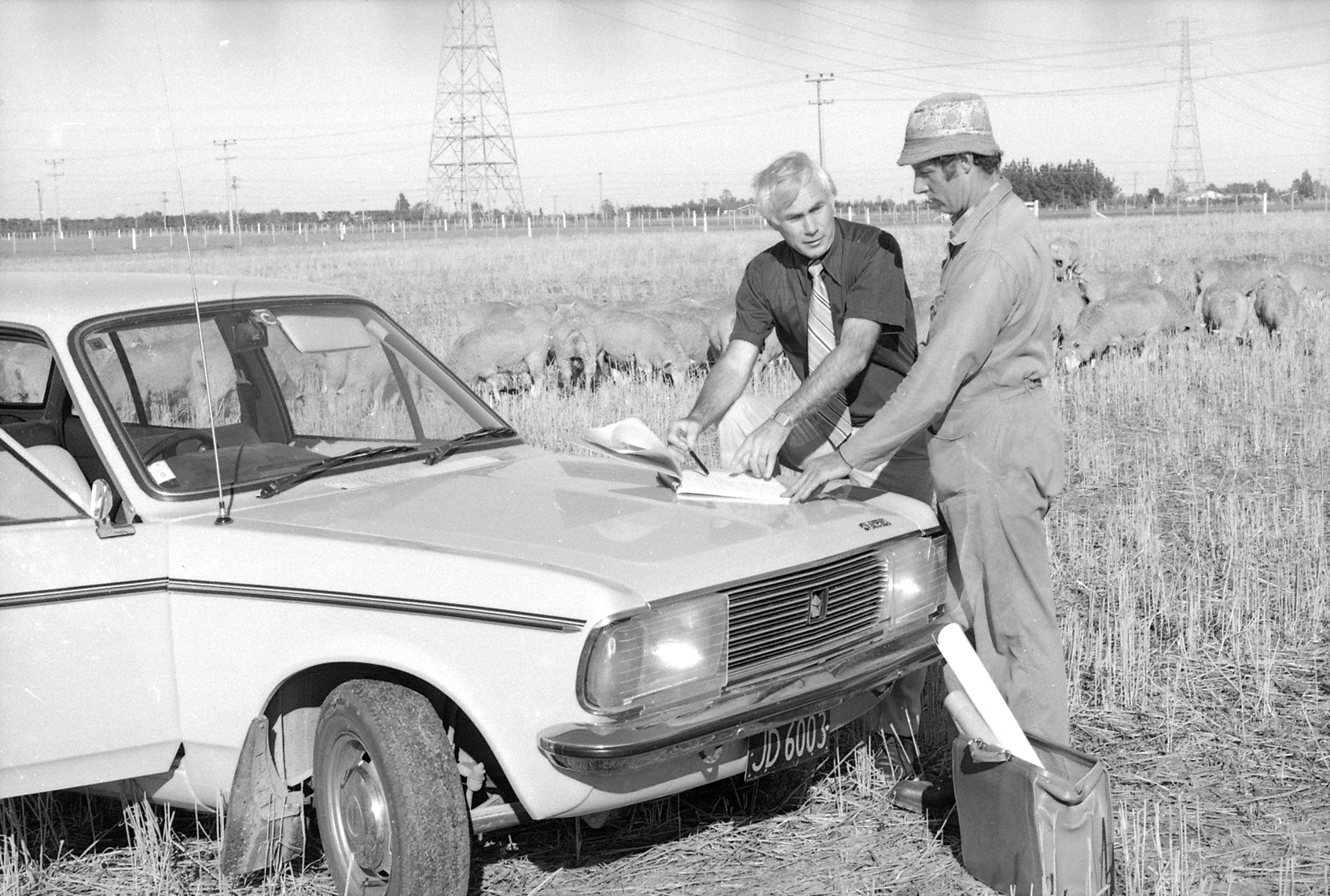 1982 Graeme Tate &amp; John McCartin at mixed cropping farm (1)