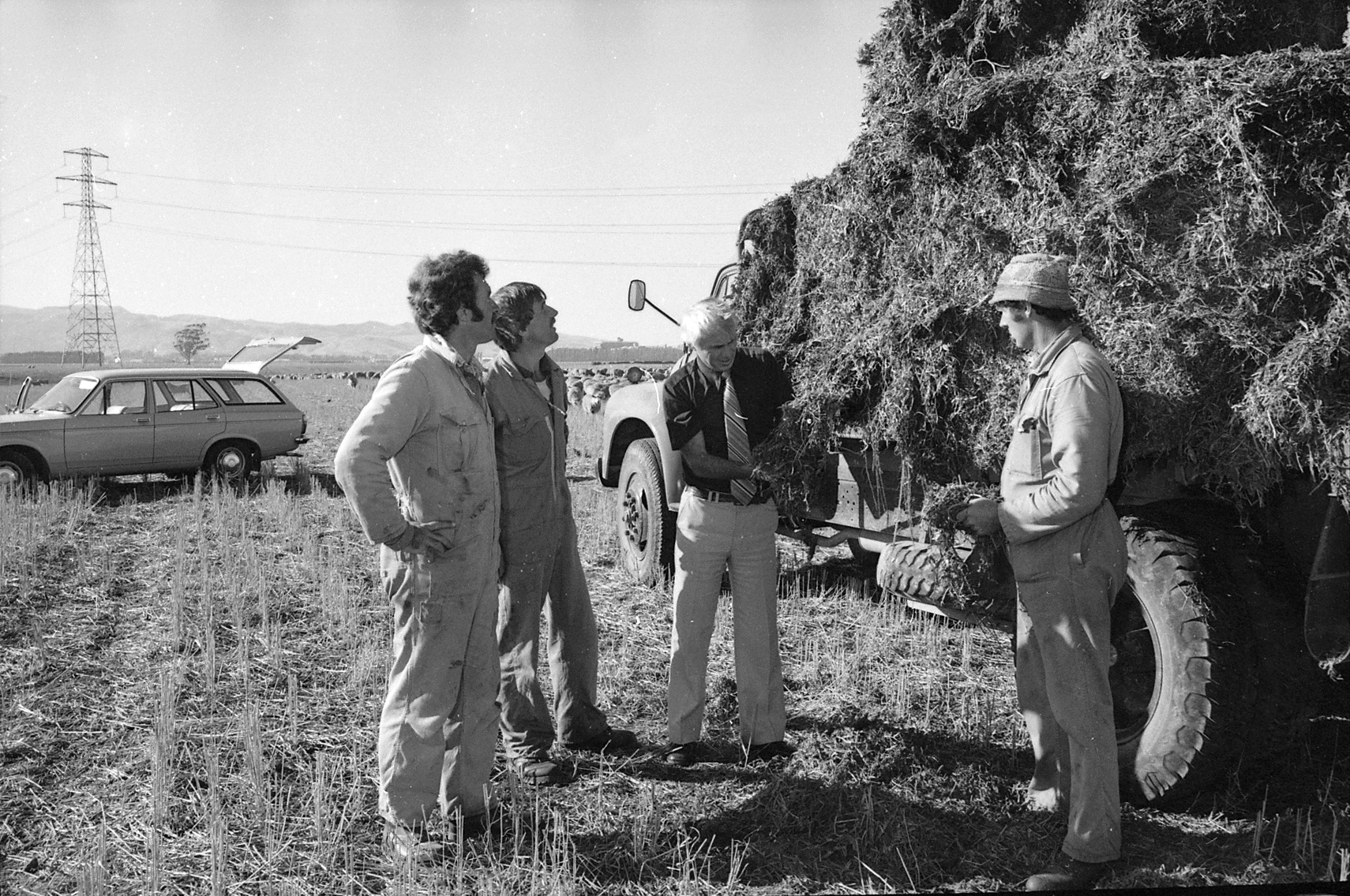 1982 Graeme Tate &amp; John McCartin at mixed cropping farm (5)