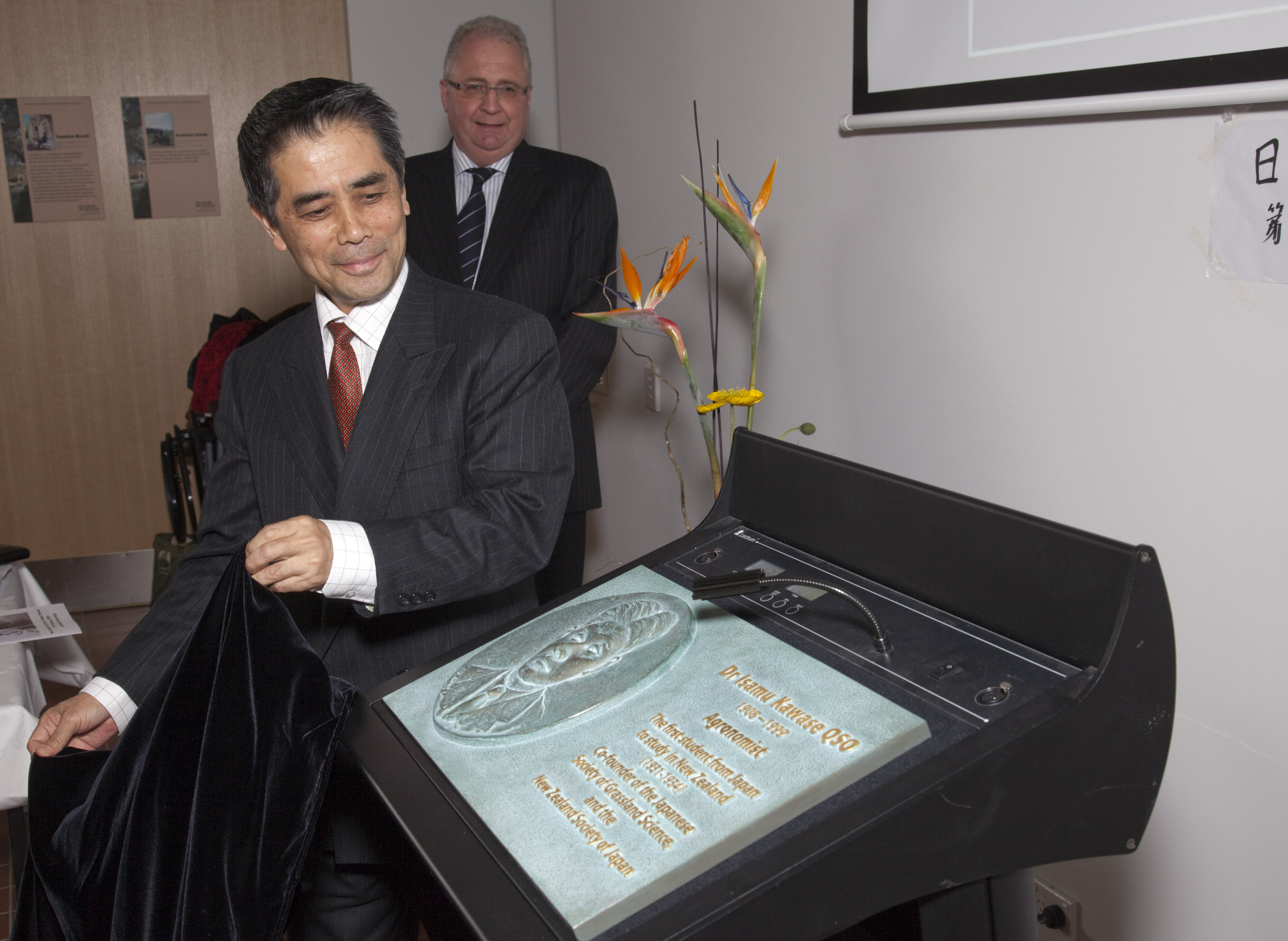 2010 Unveiling Dr Isamu Kawase's memorial plaque 7