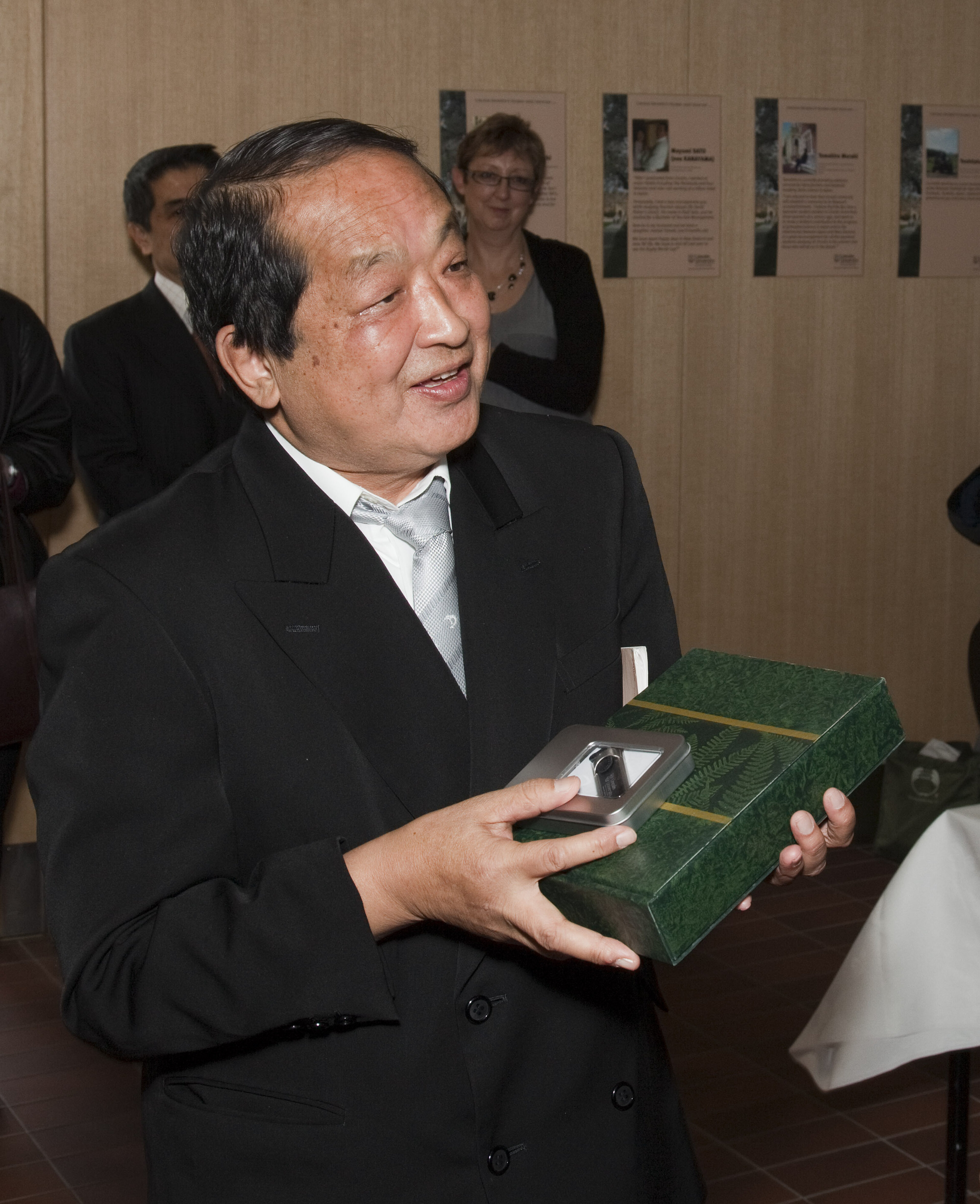 2010 Unveiling Dr Isamu Kawase's memorial plaque 14