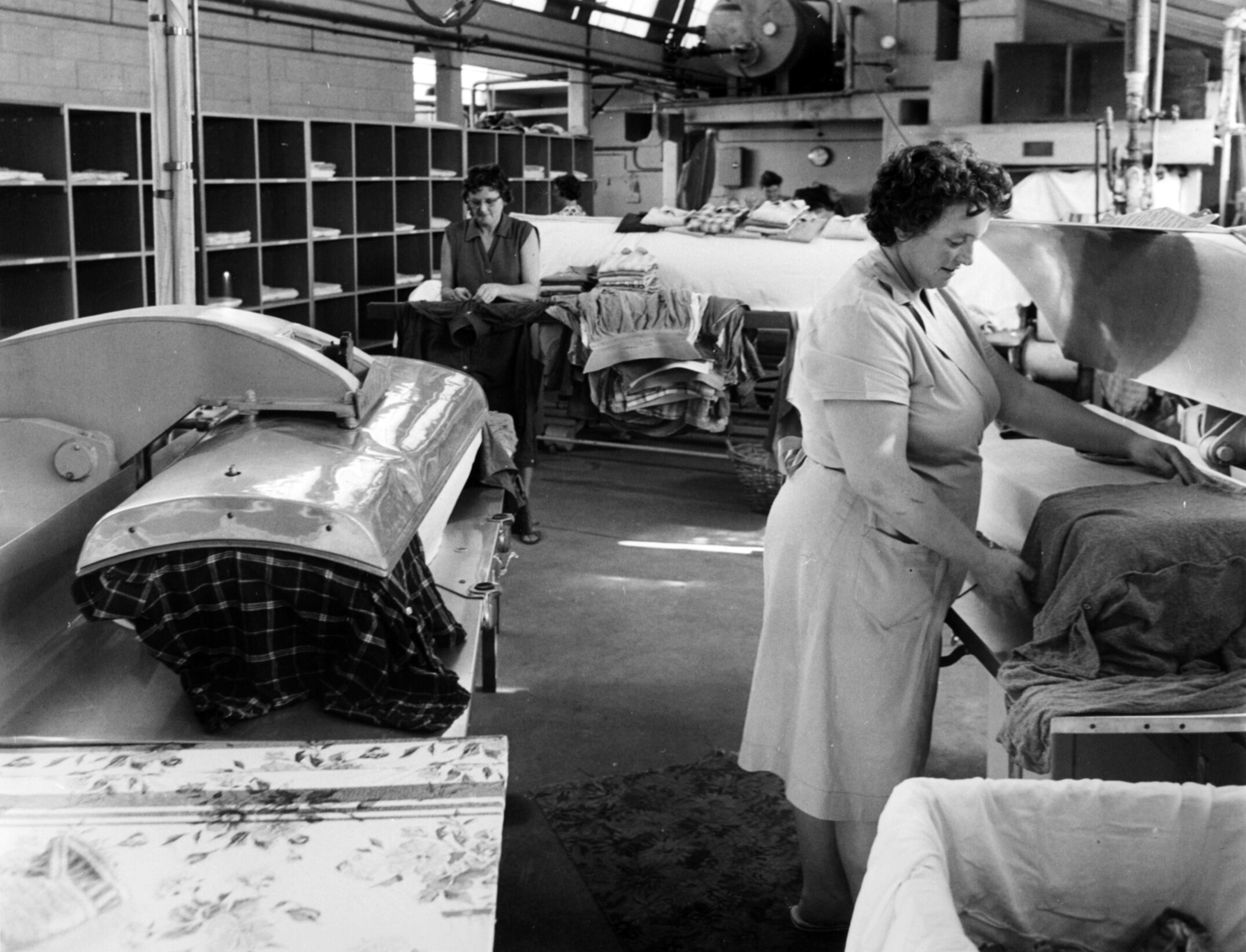 Lincoln College laundry in Hudson Hall, March 69 01