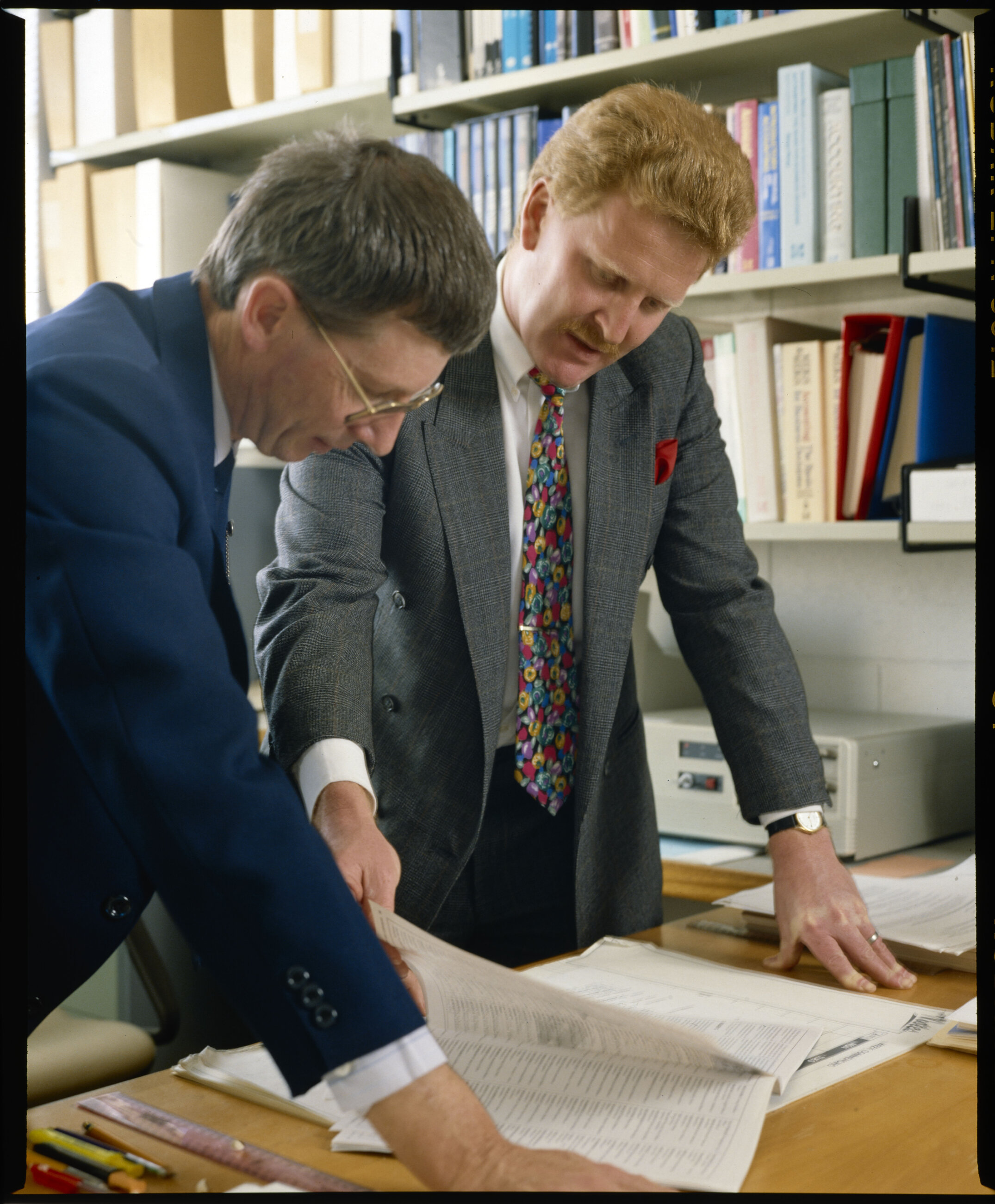 Senior Lecturer in Accounting Murray Clark (left) with Grant Murdoch, Chairman of the Canterbury/Westland branch of the NZ Society of Accountants, September 1991 