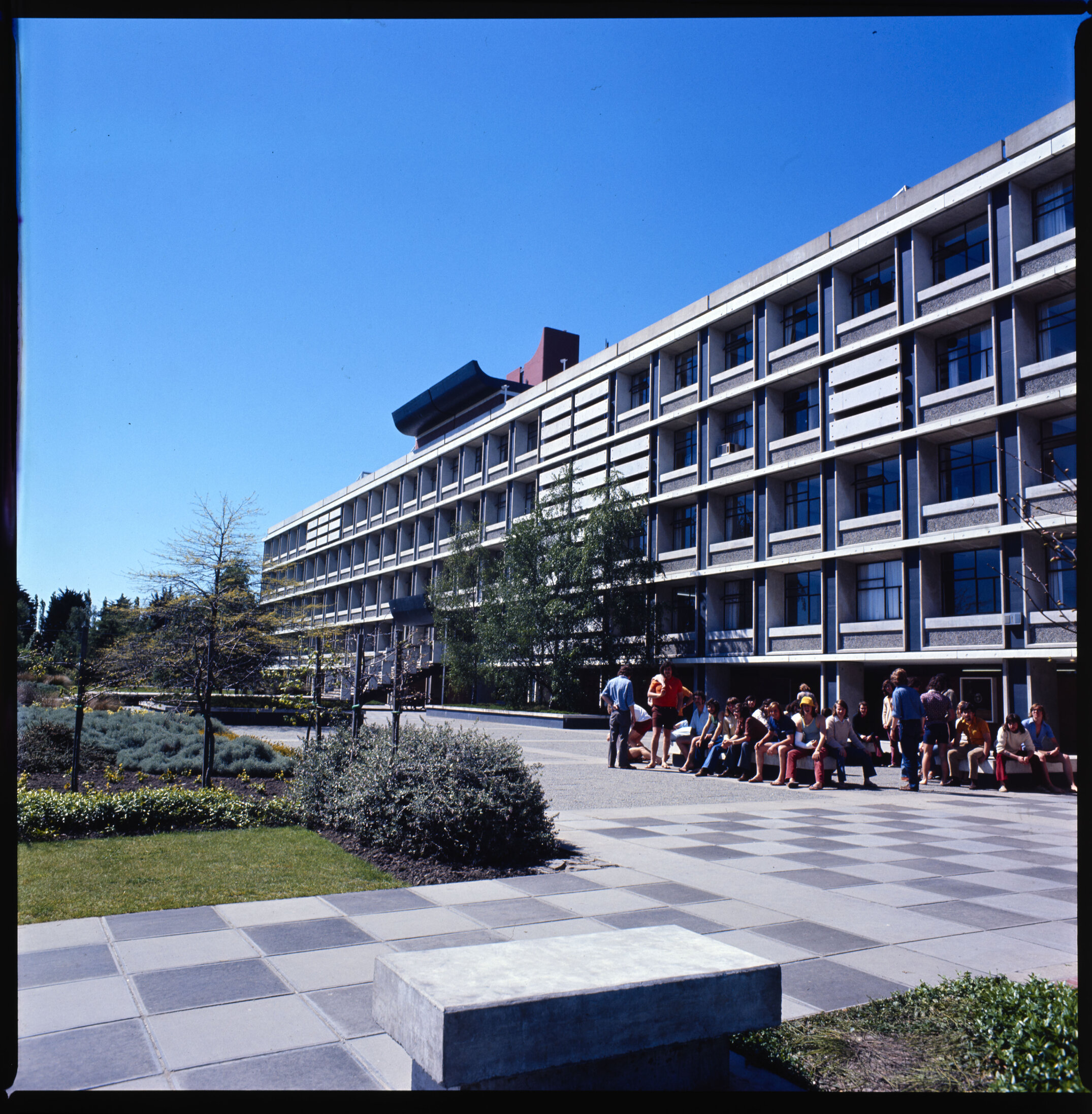 In front of the Hilgendorf Building, students are taking a break.