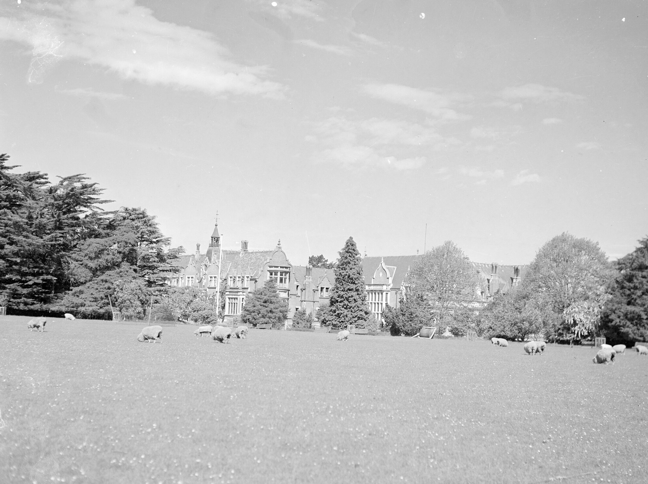 Ivey Hall and Memorial Hall, Canterbury Agricultural College, Nov 1939 (Blackmore Neg5052)