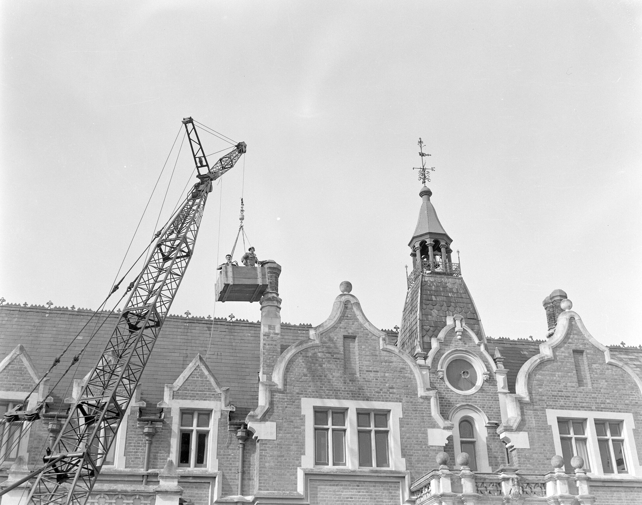 Removal of chimney, Ivey Hall, Lincoln College, circa 1961-1962 (Blackmore Neg5090)