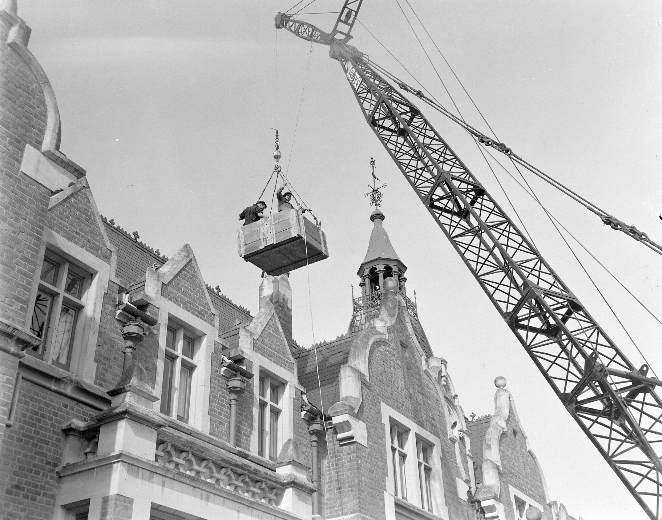 Removal of chimney, Ivey Hall, Lincoln College, circa 1961-1962 (Blackmore Neg5091)