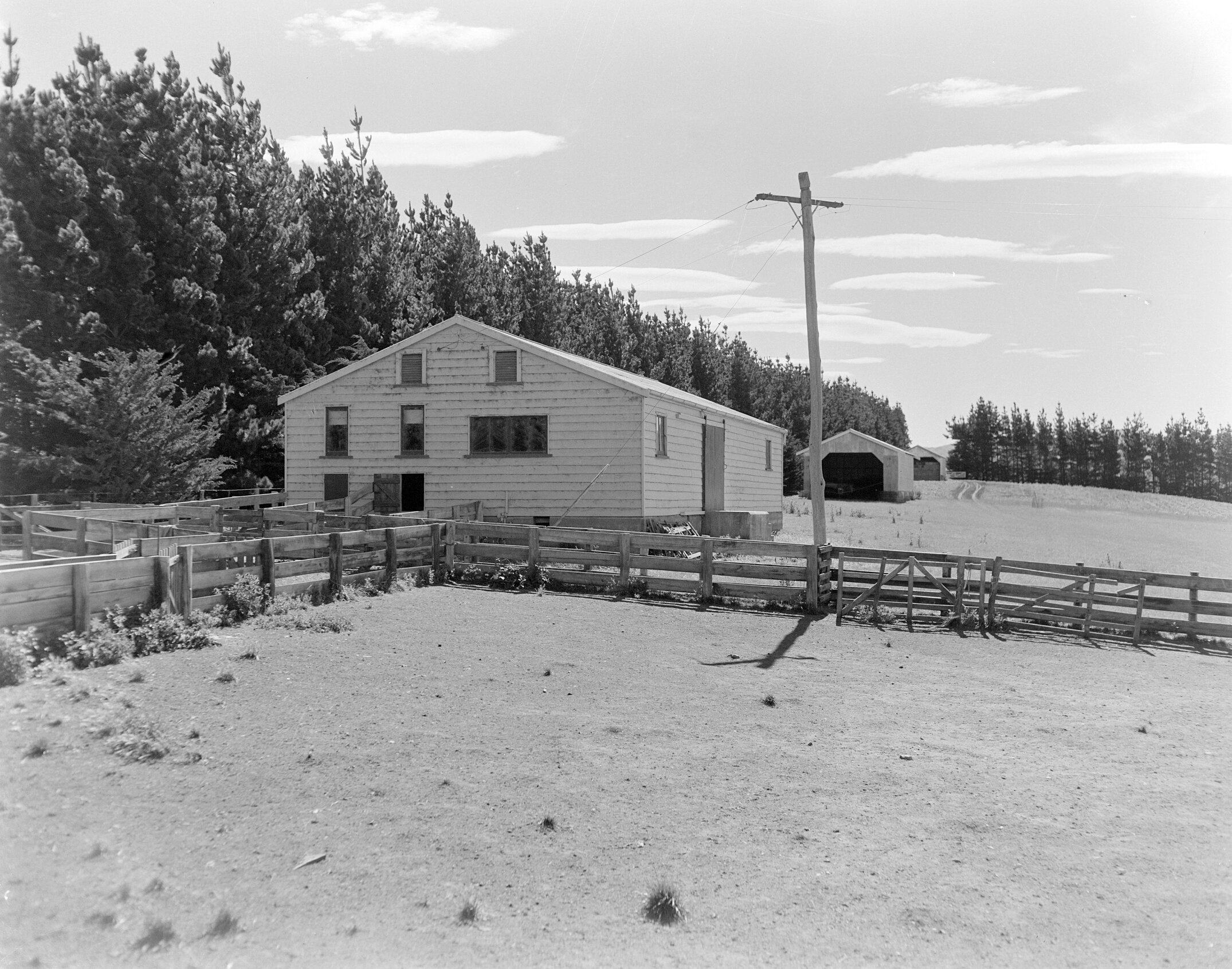 Farmhouse and Outbuildings, Possibly Associated with Lincoln College, early 1960s (Blackmore Neg5108)
