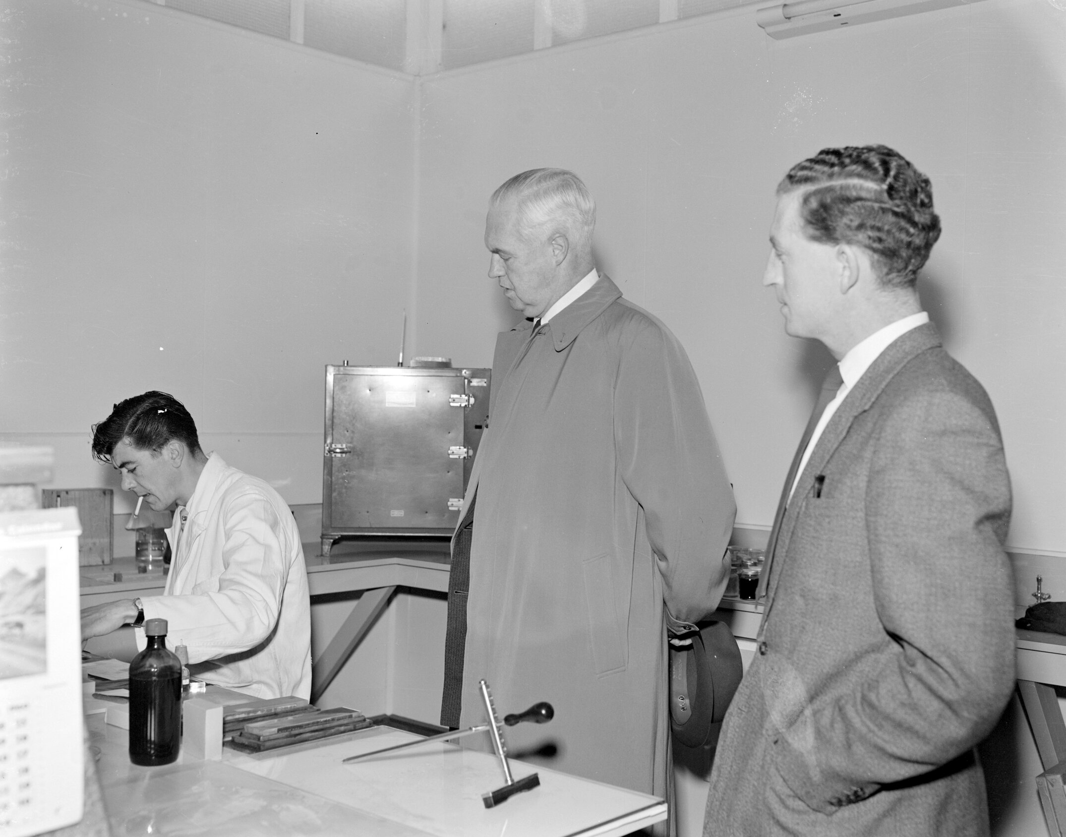 Wool Science visit by Sir Alexander Todd and Ian Fraser 1961(Blackmore Neg 5140)