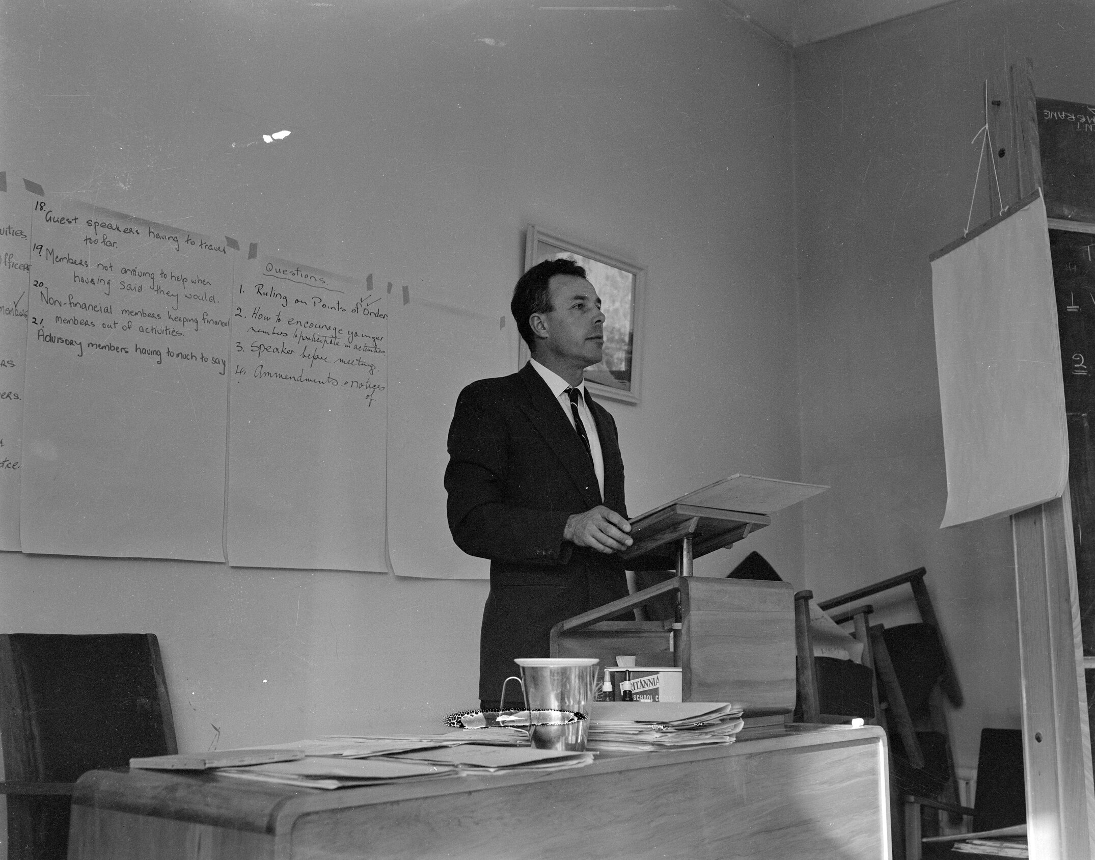 A teaching moment at Lincoln College (Blackmore Neg 5172)
