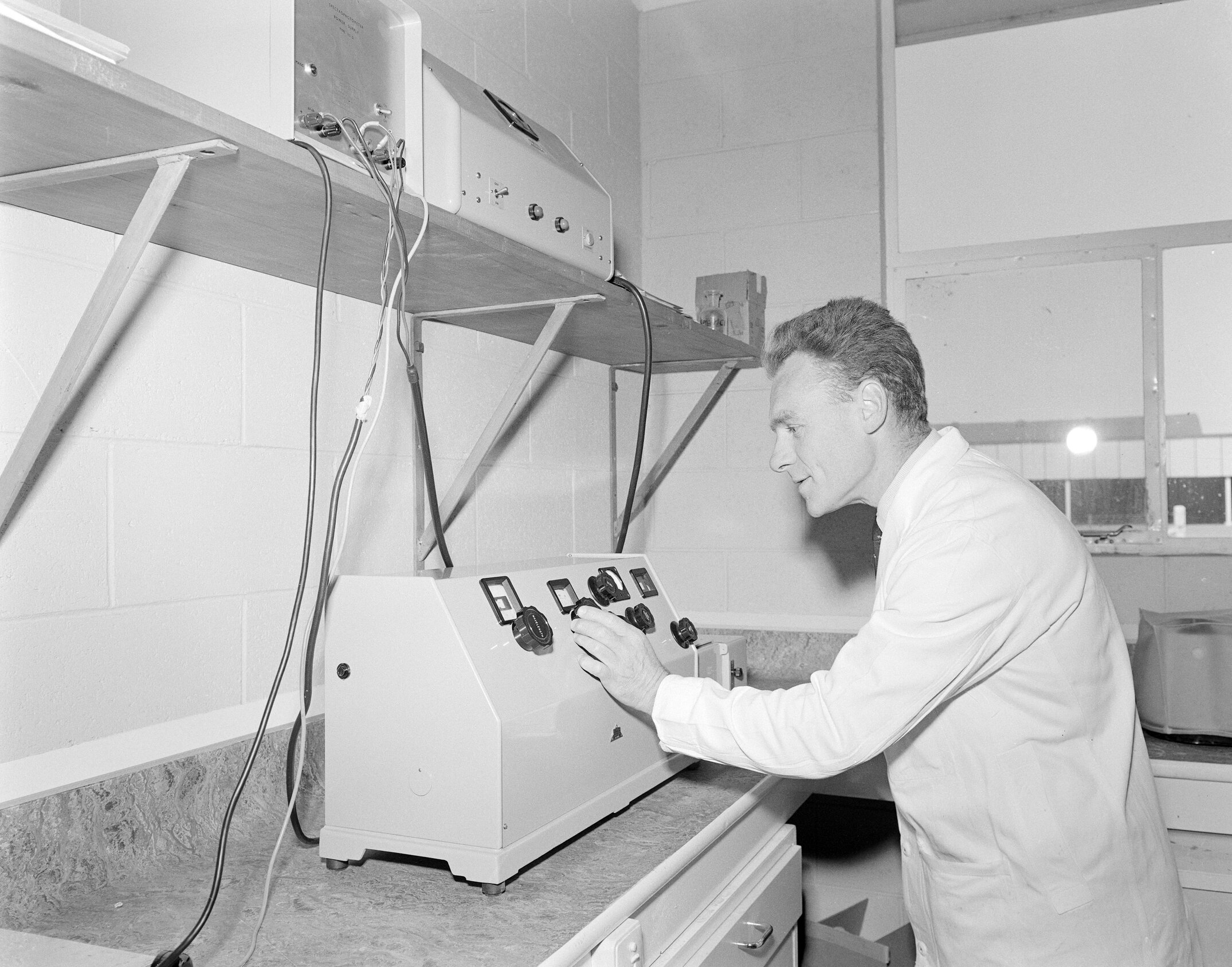  Mr B. Howard demonstrates in the biochemistry laboratory c1960 (Blackmore Neg 5176)