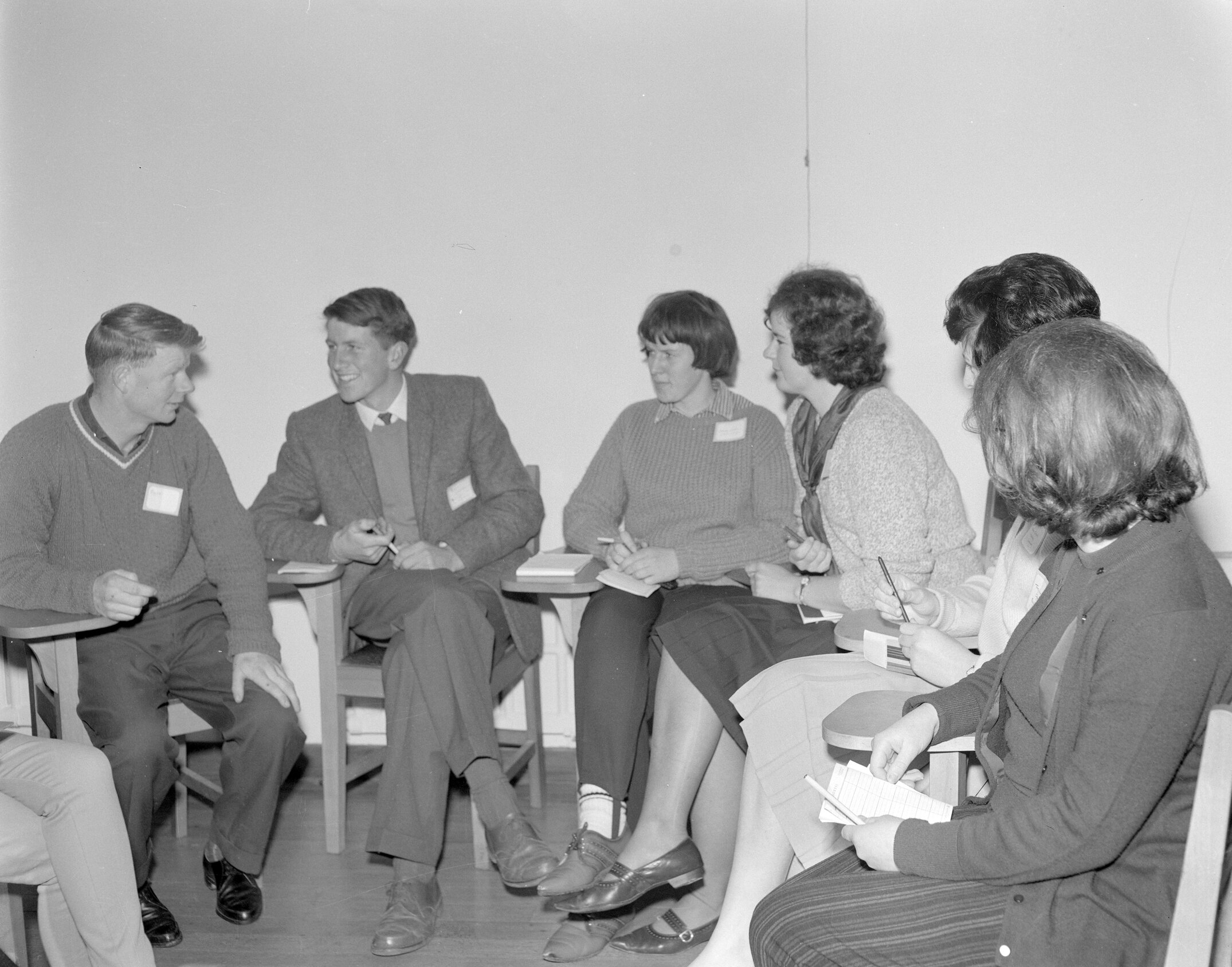 Lincoln College students in group discussion (Blackmore Neg 5191)