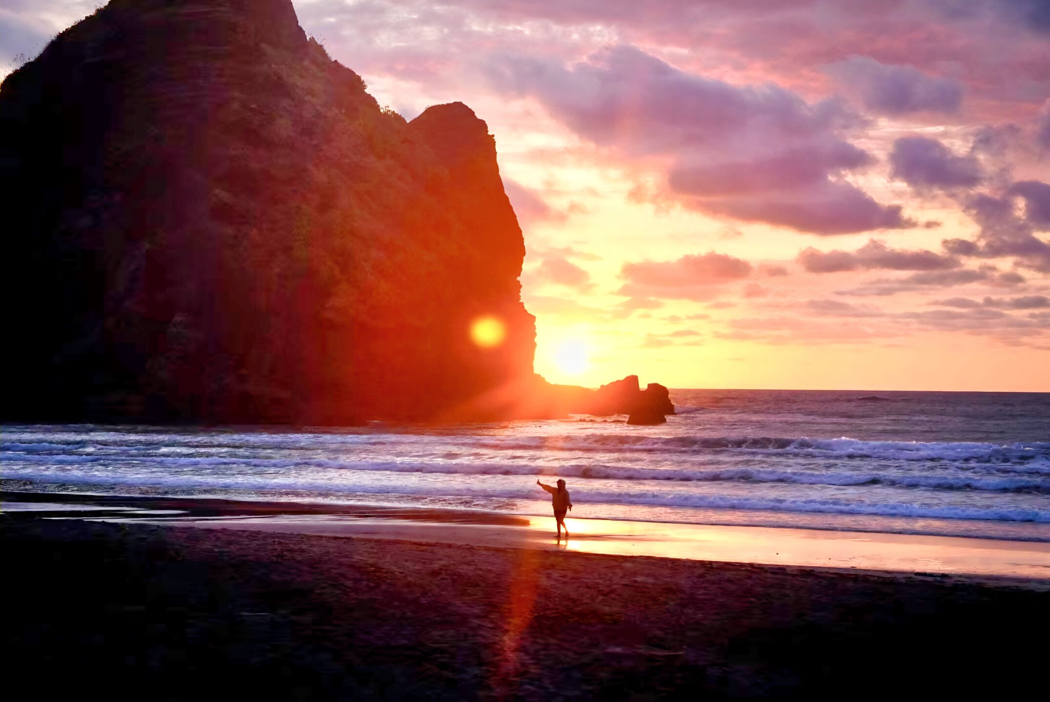 New Zealand piha beach, the moment people do surfing and a little moment during dusk