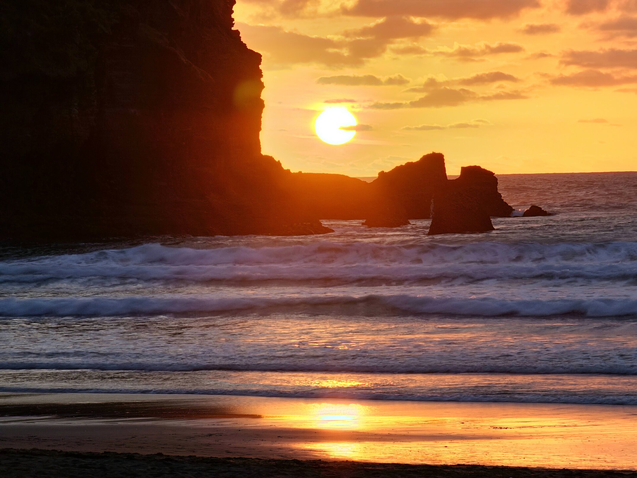 Dusk at Piha Beach: A Brief, Beautiful Moment