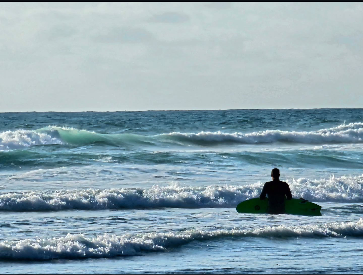 New Zealand piha beach, the moment people do surfing 