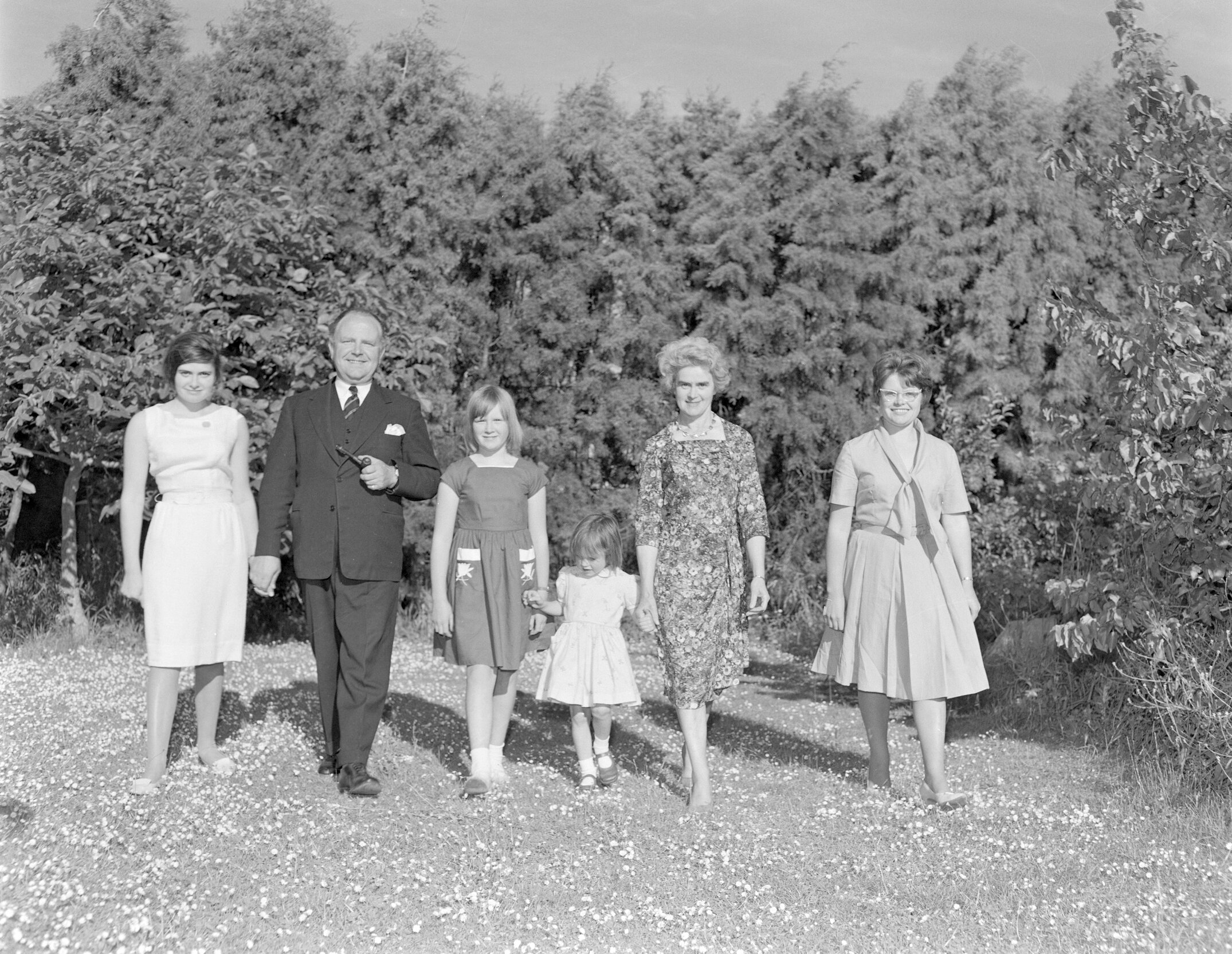 T.W. Walker with his family (Blackmore Neg 5268)