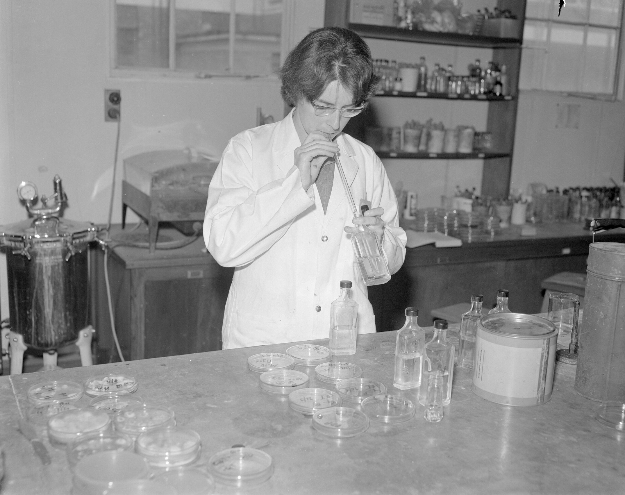 Laboratory work at Lincoln College (Blackmore neg 5973)