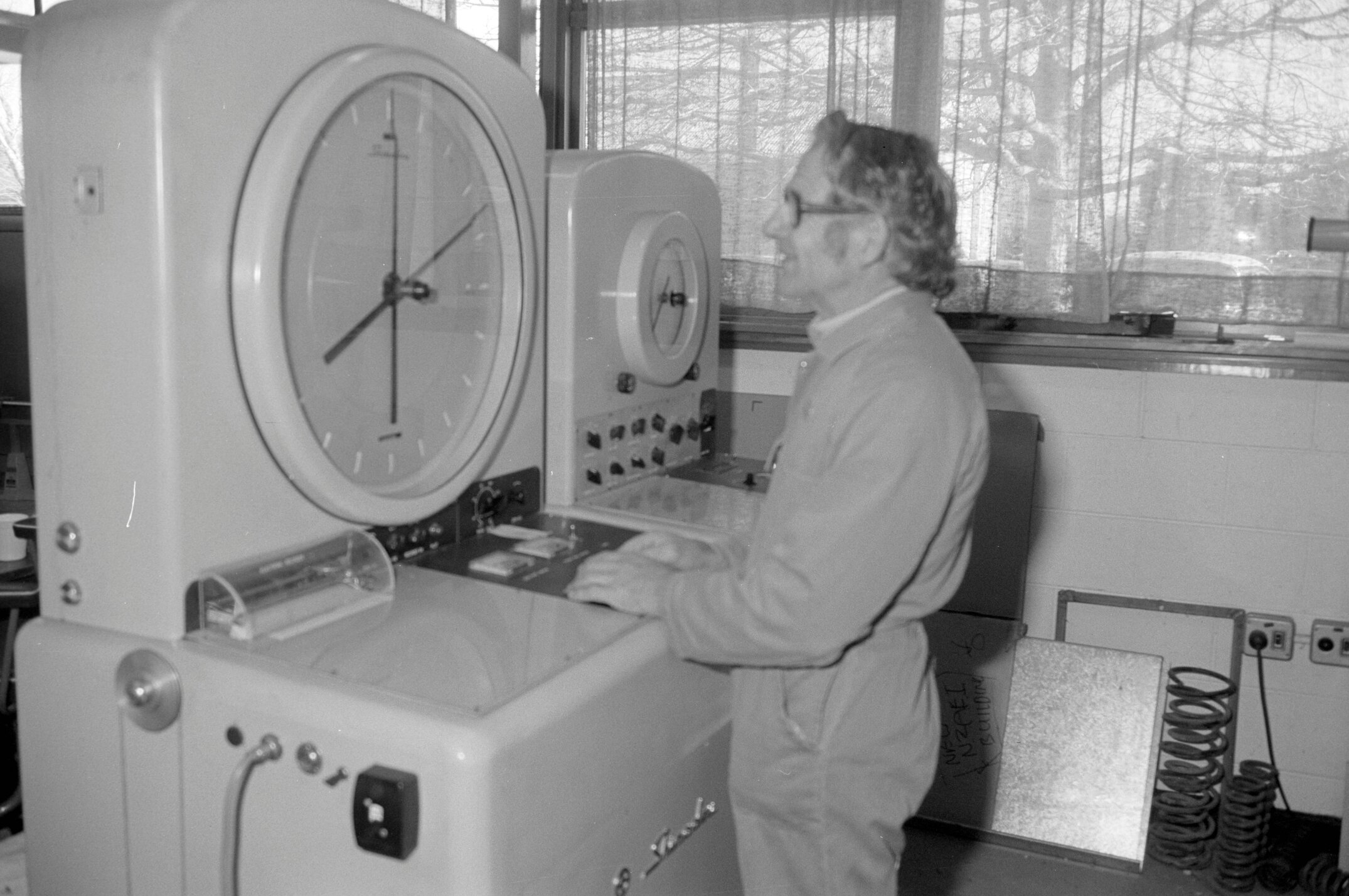 NZAEI Staff in Work Situations, Open Days, September 1985 14