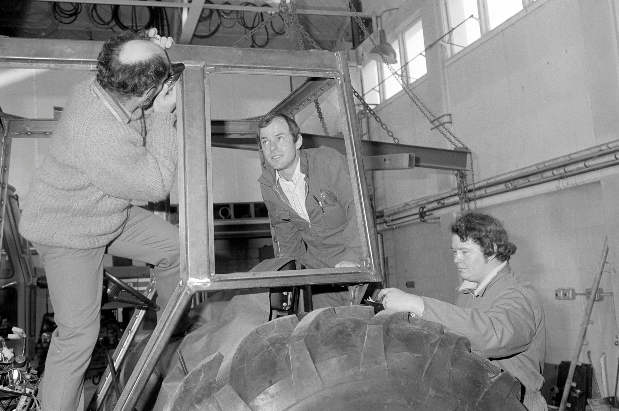 NZAEI Staff in Work Situations, Open Days, September 1985 18