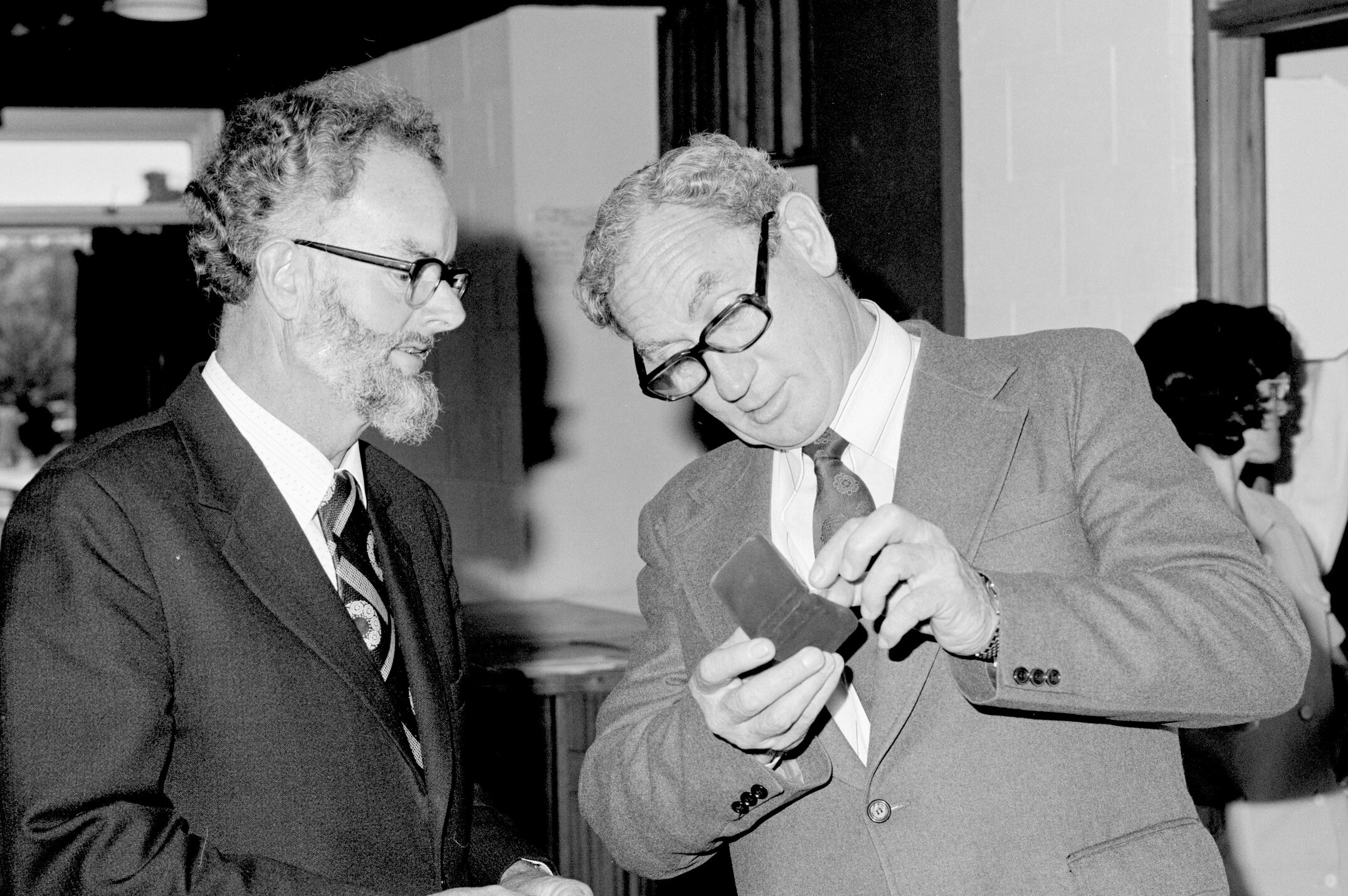 Bledisloe Medal winner Dr R. H. Thornton (left) with O.S.A. President G. M. Niederer after the presentation, 1977