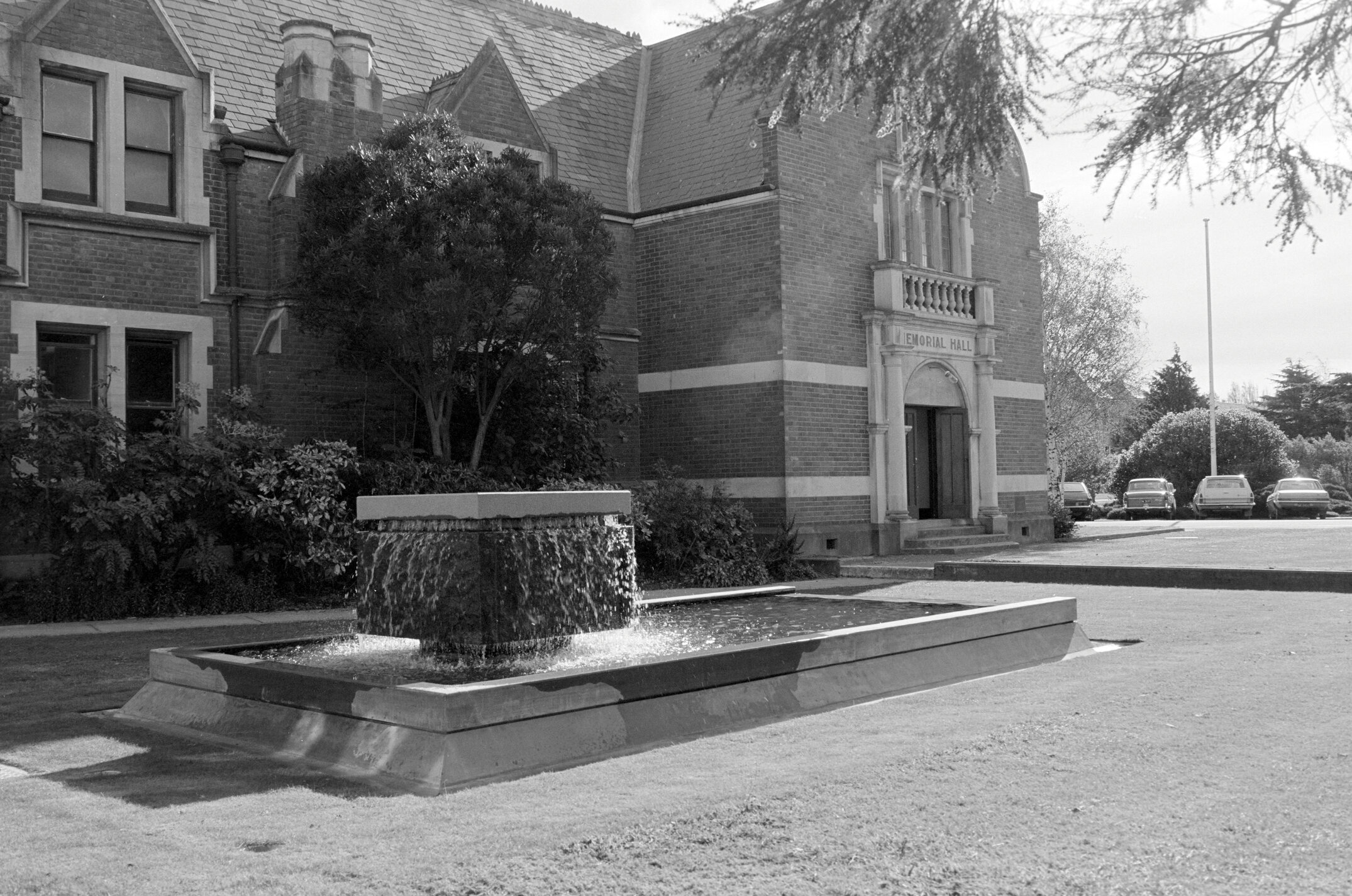 Memorial Court Fountain, Lincoln College, May 1981 01