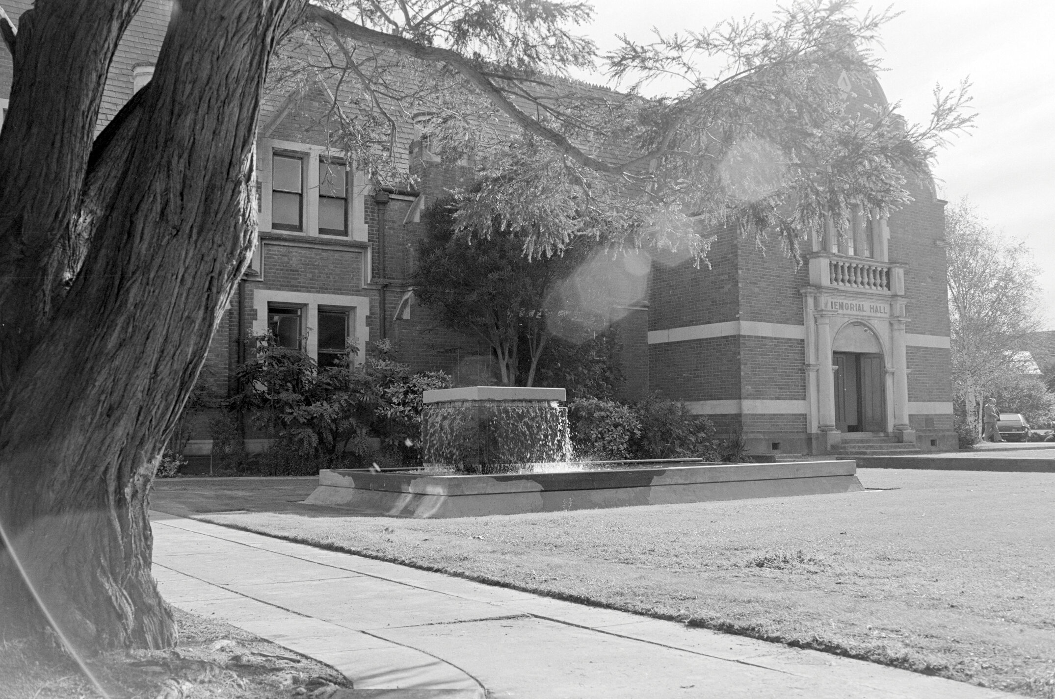 Memorial Court Fountain, Lincoln College, May 1981 02