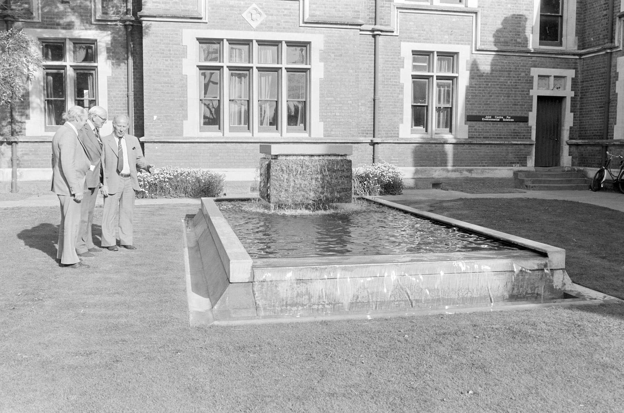 Memorial Court Fountain, Lincoln College, May 1981 02