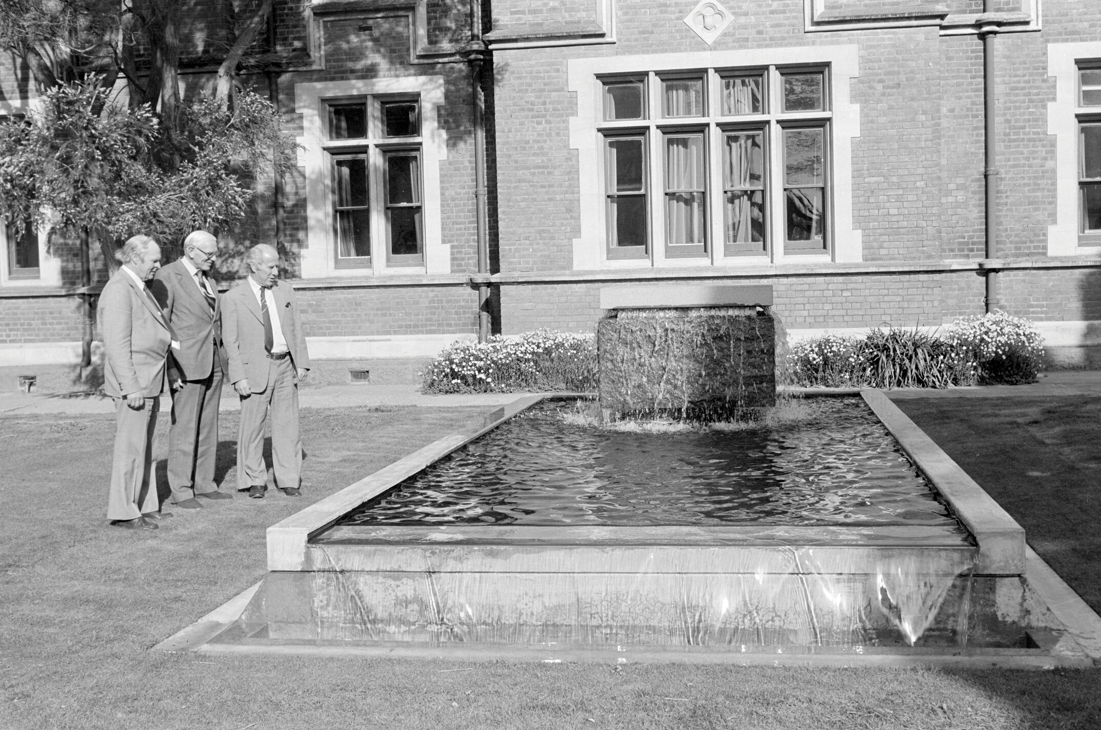 Memorial Court Fountain, Lincoln College, May 1981 01