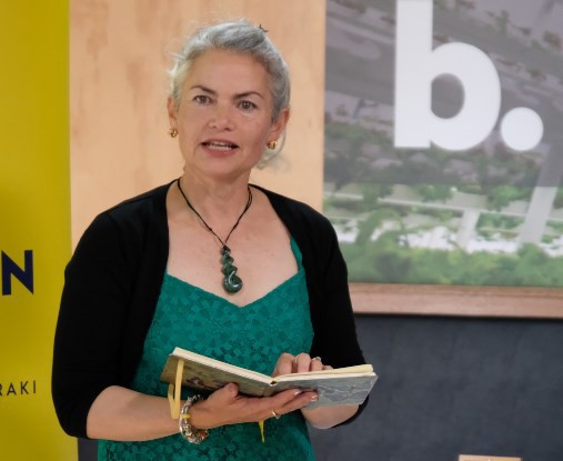 Jayne Smith addresses the audience after being presented with her LU Medal.