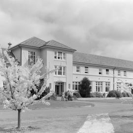 Hudson Hall, Lincoln College campus in spring, circa early–mid 1960s (Blackmore Neg5060)