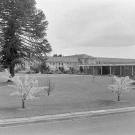 Hudson Hall and George Forbes Memorial Library, Lincoln College grounds (Blackmore Neg 5114)