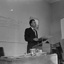 A teaching moment at Lincoln College (Blackmore Neg 5172)