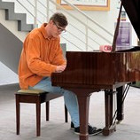 30 September 2022 
Alumnus plays 'Piano for Hope' concert