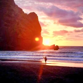 New Zealand piha beach, the moment people do surfing and a little moment during dusk