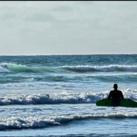 New Zealand piha beach, the moment people do surfing 