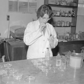 Laboratory work at Lincoln College (Blackmore neg 5973)