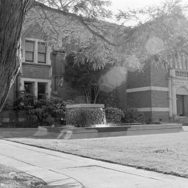 Memorial Court Fountain, Lincoln College, May 1981 02