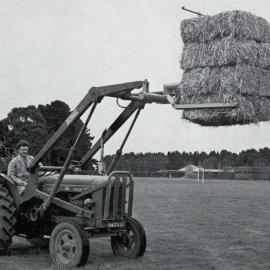 1962 Self-energising grip for front-end loader 2