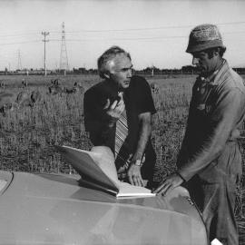1982 Graeme Tate & John McCartin at mixed cropping farm (2)