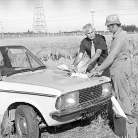 1982 Graeme Tate & John McCartin at mixed cropping farm (1)