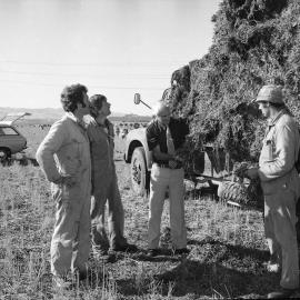 1982 Graeme Tate & John McCartin at mixed cropping farm (5)