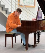 30 September 2022 
Alumnus plays 'Piano for Hope' concert
