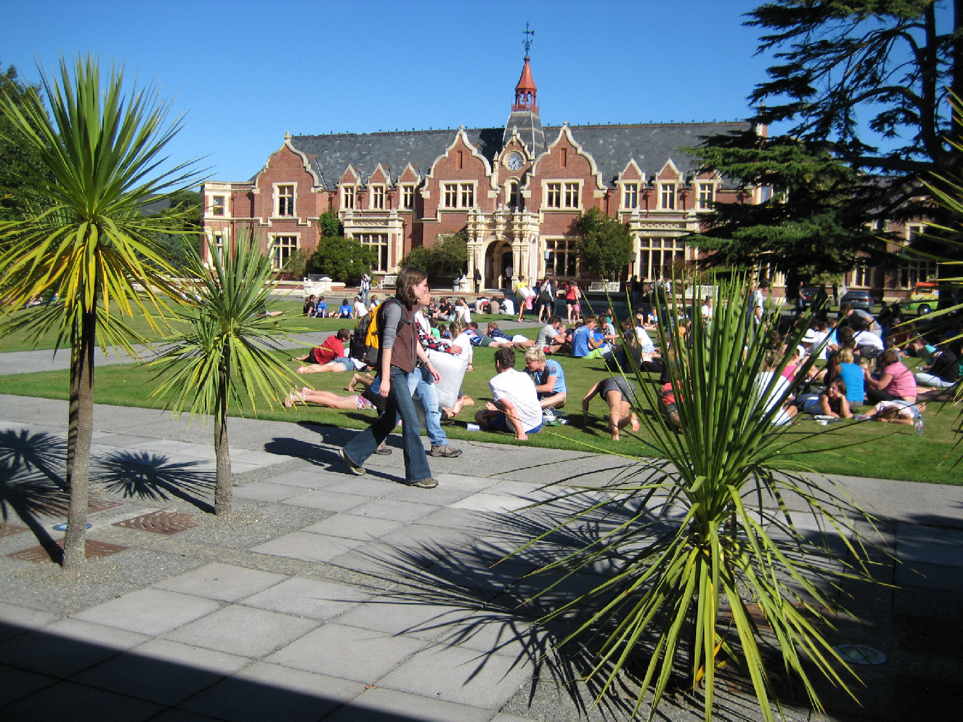 30 March 1983
College opens its doors