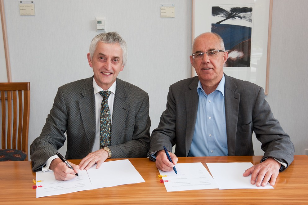 The MoU was signed by Lincoln University’s Vice-Chancellor, Dr Andrew West and Canterbury Hockey’s Chief Executive, Rod Templeton.The MoU was signed by Lincoln University’s Vice-Chancellor, Dr Andrew West and Canterbury Hockey’s Chief Executive, Rod Templeton.The MoU was signed by Lincoln University’s Vice-Chancellor, Dr Andrew West and Canterbury Hockey’s Chief Executive, Rod Templeton.