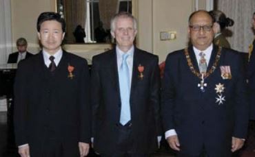 Officers of the New Zealand Order of Merit Professor Hong Di and Professor Keith Cameron with His Excellency the Governor-General, the Ho. Anand Satyanand.