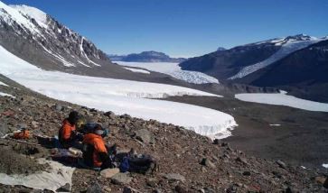 30 October 2008
Suffrage Award Winner Seeking to Unlock Record of Climate Change in Antarctic Deserts