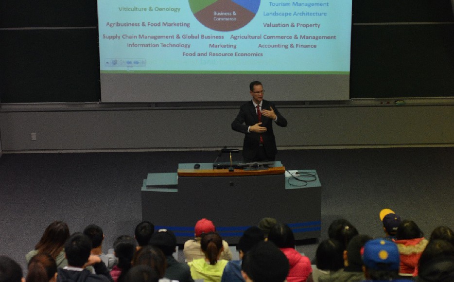 Jeremy Baker presenting to NZCB students